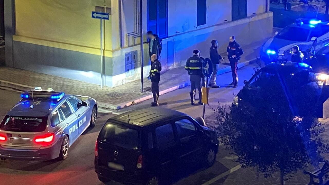 Fugge all'ALT della Polizia a Fondi. E' un pregiudicato senza patente