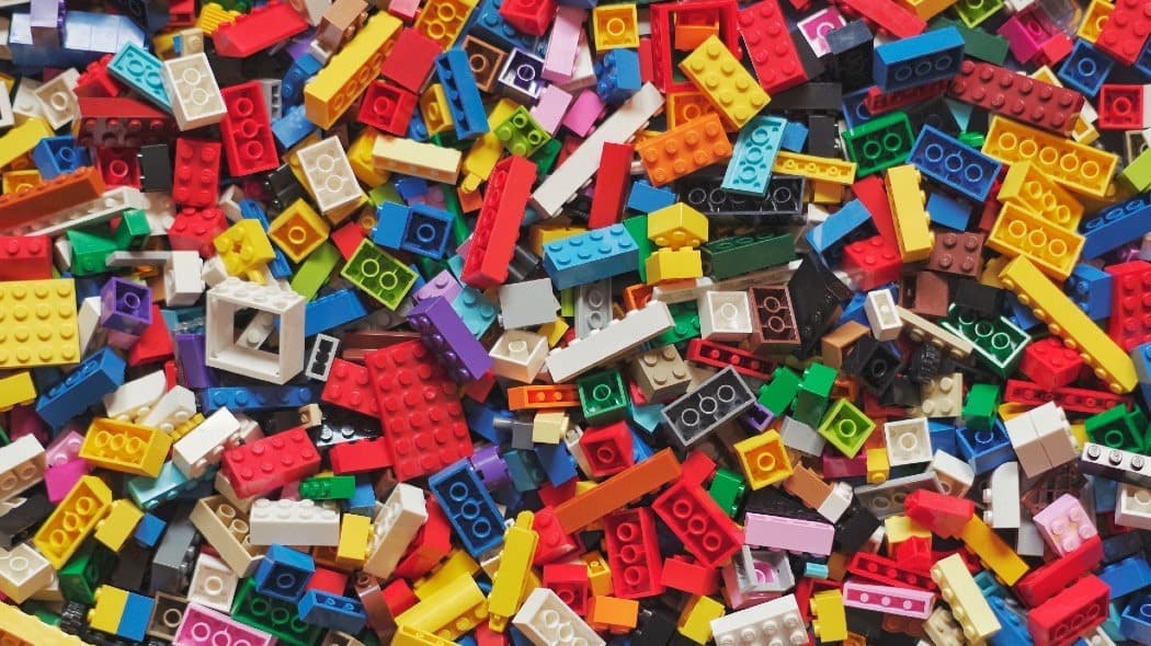 Lego, il colosso storico rinuncia ai mattoncini sostenibili: quelli in Pet (plastica riciclata)inquinano di più