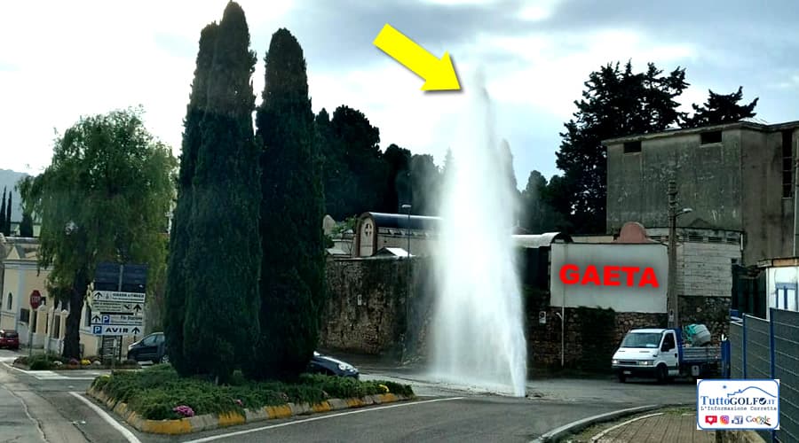 A Gaeta una perdita d'acqua forma una fontana. La segnalazione