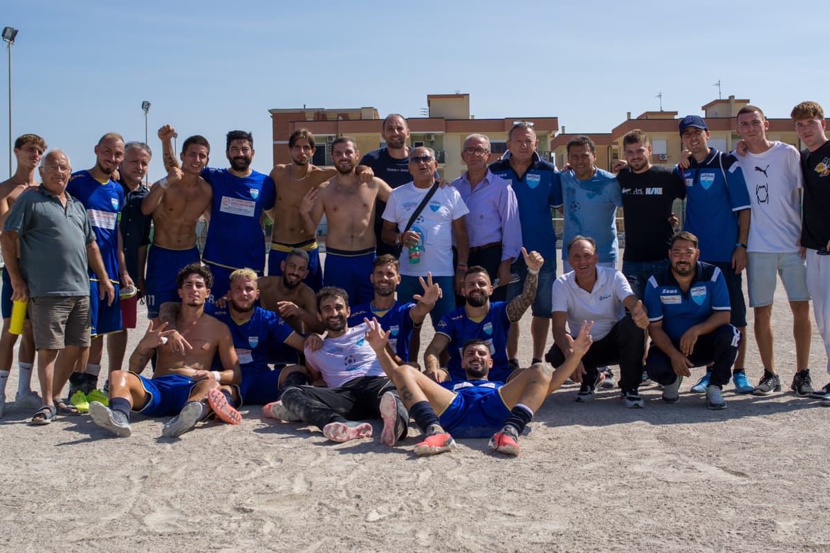 ASD Scauri Marina che milita in prima categoria e il suo Mister Salvatore De Iorio, soprannominato da giocatore il principe del gol