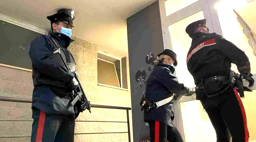 Percosse e minacce al padre e fratello invalido. Nel delirio ha rotto porte, mobili e suppellettili