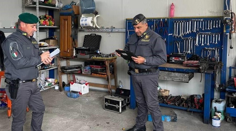 GDF LATINA: SEQUESTRATA AUTOFFICINA COMPLETAMENTE ABUSIVA E USATA COME DEPOSITO DI SOSTANZA STUPEFACENTE
