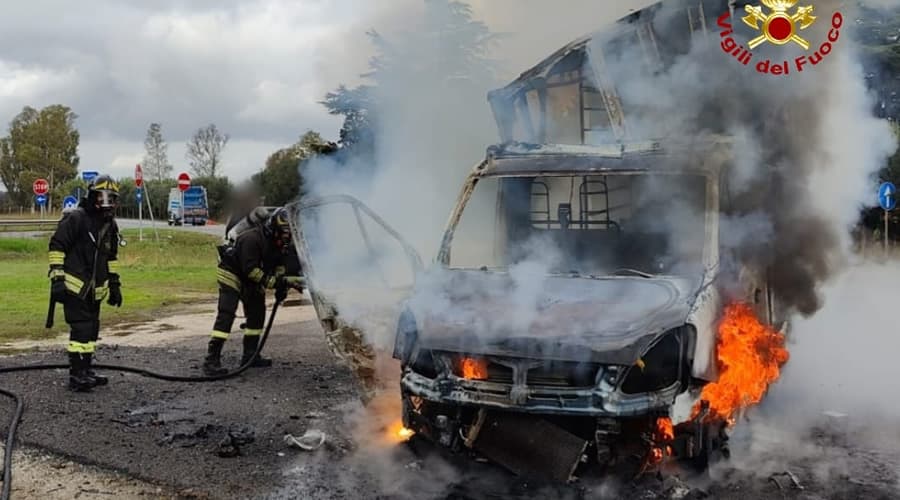 Furgone tra le fiamme. L'intervento dei Vigili del Fuoco