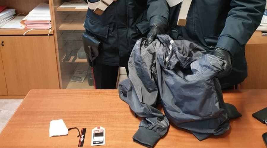 Ruba un giubbotto dall'interno di un negozio al Centro Commerciale. Bloccato un 29enne