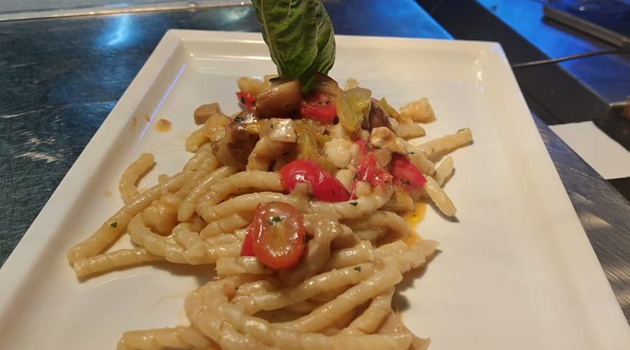 La busiata con rana pescatrice e funghi