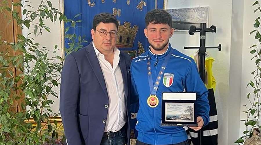 Formia: il Campione Europeo Stefano Boccia riceve una targa dal Sindaco Taddeo