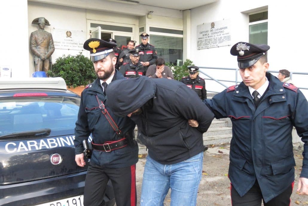 Arrestato per furto in abitazione, lesioni aggravate e stalking. La vicenda
