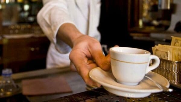 Spende una banconota falsa da 50 euro in un bar di Cellole: denunciato 25enne del Napoletano
