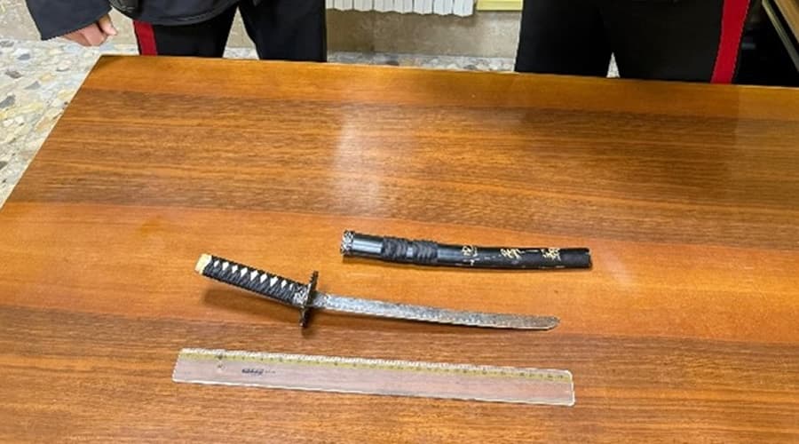 Minaccia con una mini katana il proprietario di un locale ordinando di farsi consegnare delle bibite