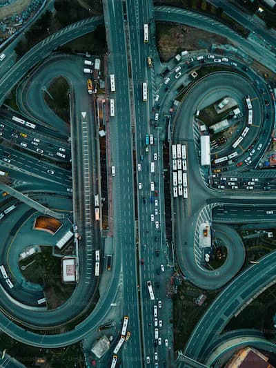 Sicurezza stradale e sinergia perfetta: tipologie di veicoli e scelta dei materiali