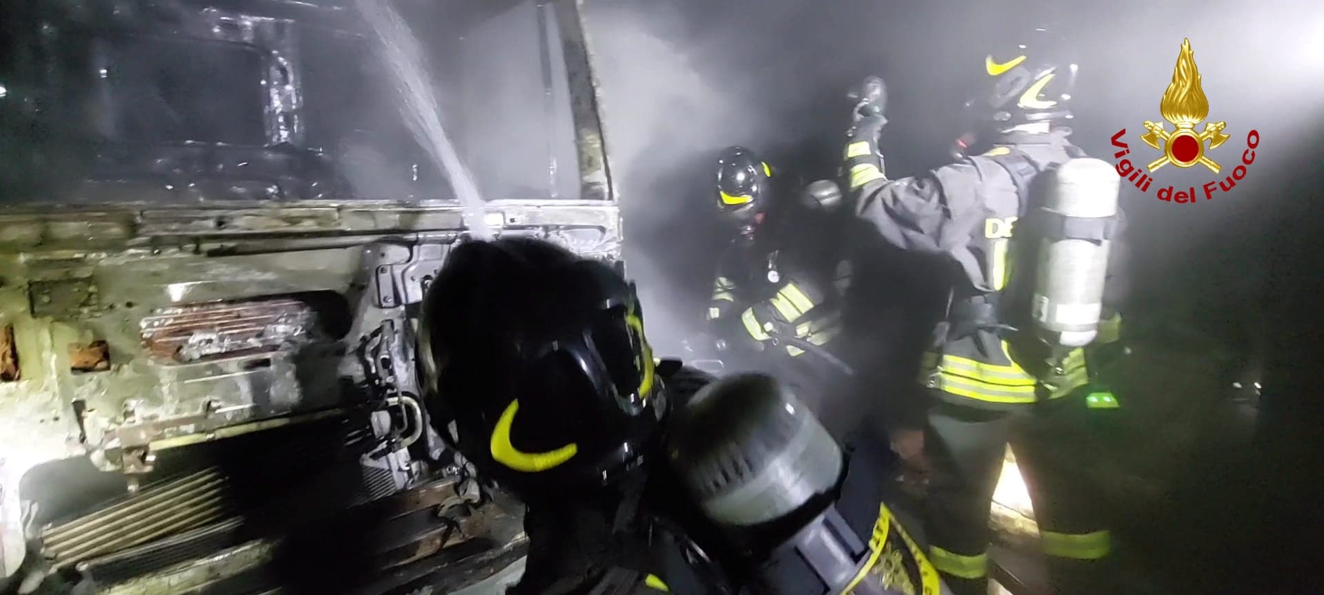 Incendio in azienda. In azione i Vigili del fuoco