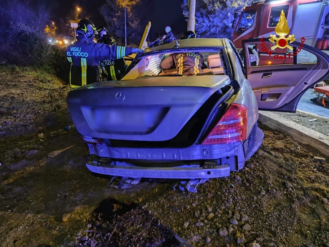 Incidente - Intervengono i Vigili del Fuoco per estrarre un uomo da una Mercedes