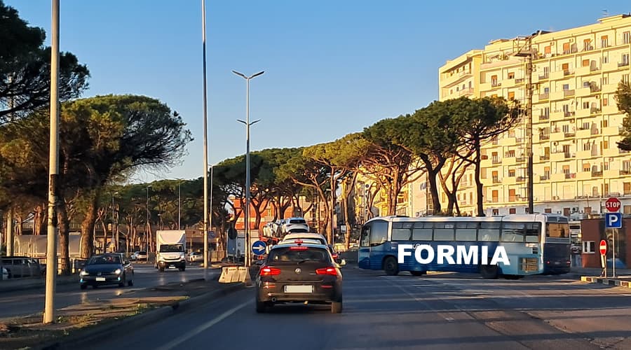 Formia - Addio ai pini lungo lo spartitraffico. Continua la messa in sicurezza