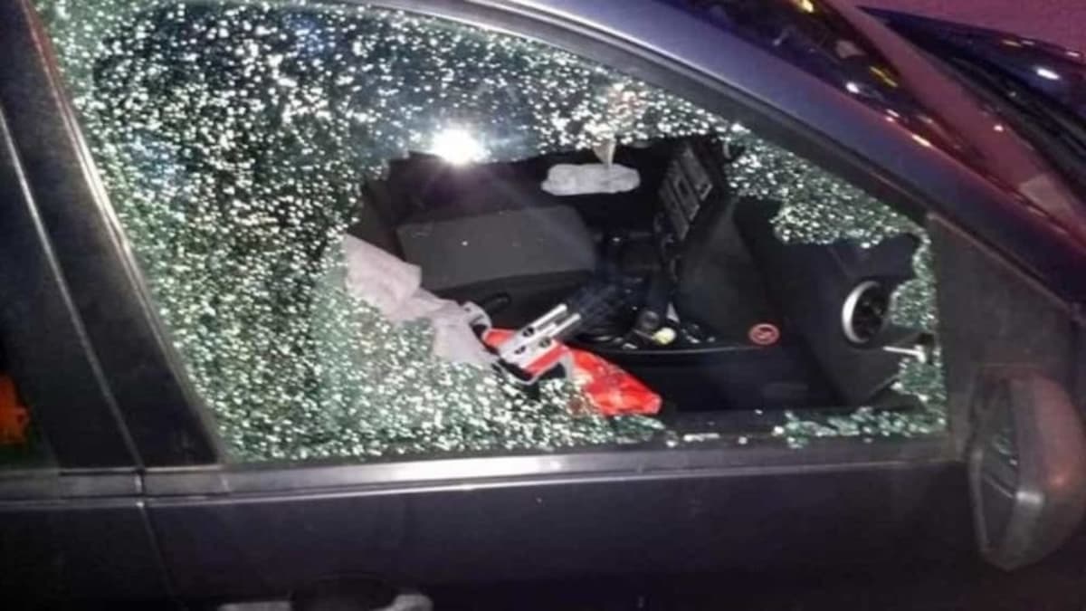 Non permette alla moglie di entrare in casa e colpisce l'auto a calci e pugni. A bordo il figlio minorenne