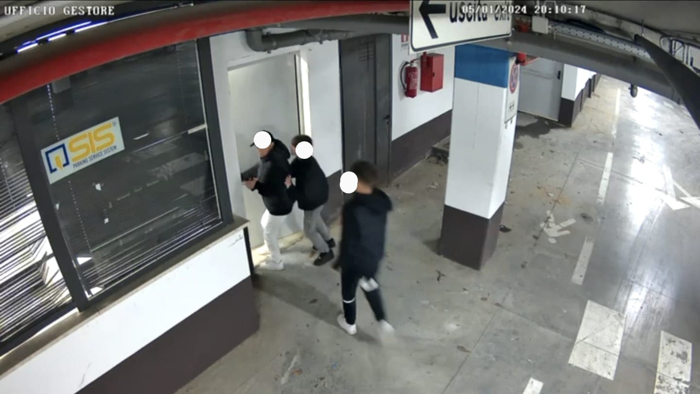 Vandali in azione nel parcheggio interrato