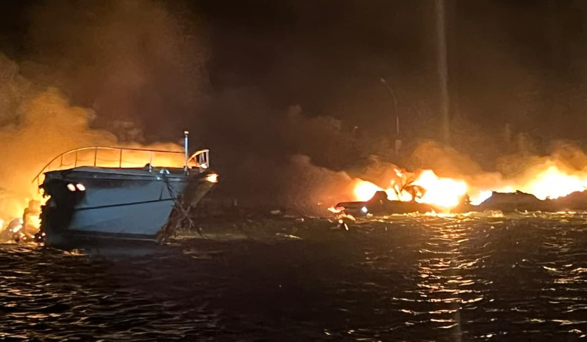 Tre yacht in fiamme. L'intervento dei Vigili del Fuoco e della Guardia Costiera