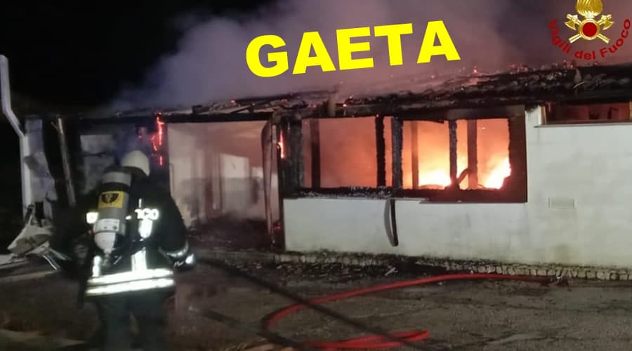 Gaeta, chiosco bar in fiamme: Il fumo intenso e le fiamme, hanno danneggiato completamente la struttura