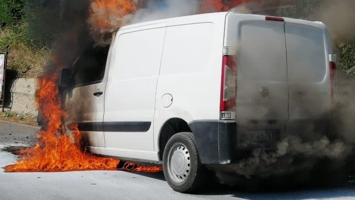 Tre furgoni in fiamme. L'intervento dei Carabinieri e Vigili del Fuoco