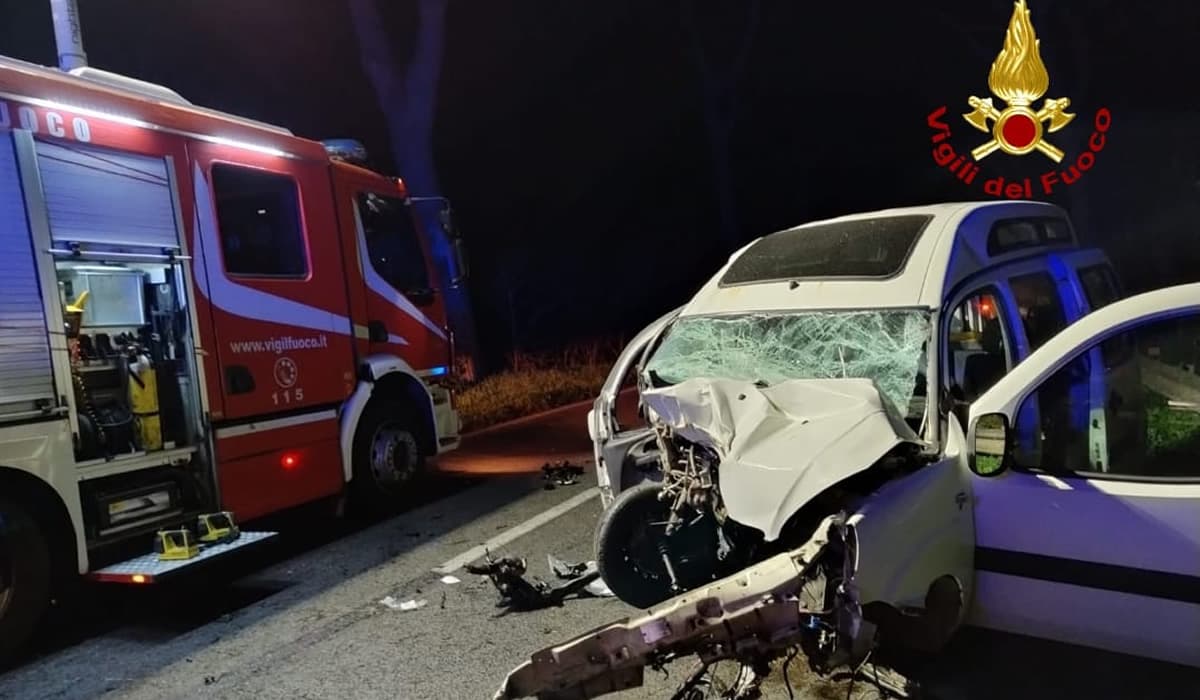 Spaventoso incidente, finisce contro un albero. Soccorso dai Vigili del Fuoco e dai sanitari del 118