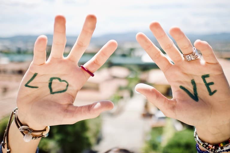 SAN VALENTNO, OGNI COSA PARLA D’AMORE: SENTIMENTO UNICO CHE UNISCE IL MONDO