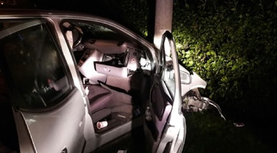 Maltempo: donna perde il controllo dell'auto e finisce contro un palo