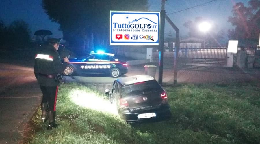 Esplode un pneumatico e finisce la corsa in una cunetta. Trasportato al pronto soccorso