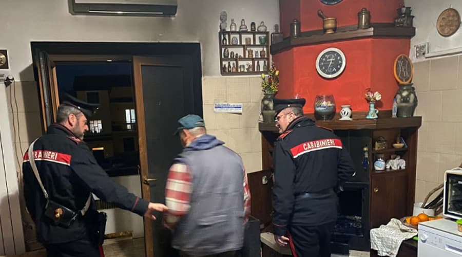 Divampa un incendio in sala da pranzo a Santi Cosma e Damiano, all'interno due coniugi