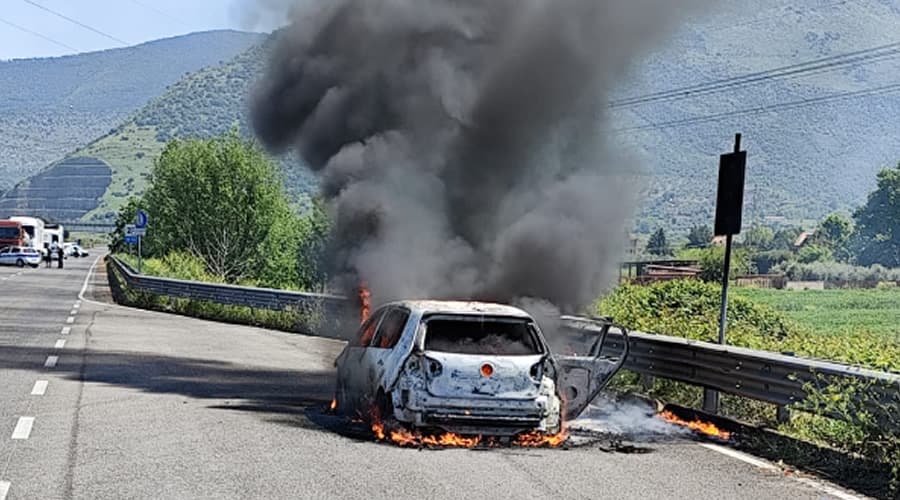 Provincia di Latina - Auto in marcia prende fuoco