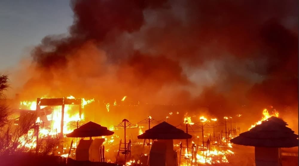 Stabilimento balneare in fiamme a Sperlonga