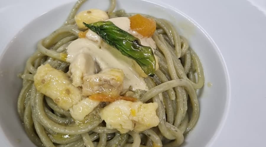 Tonnarello al basilico con rana pescatrice, vongole e pomodorini gialli del Vesuvio
