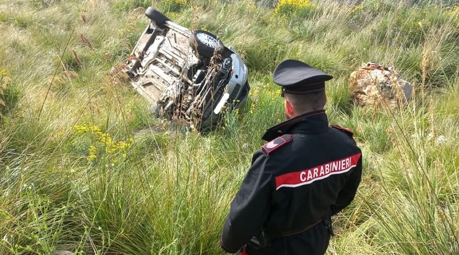 Provincia di Latina: un'auto carambola in un dirupo, mentre in un altro incidente "investito mentre attraversa"