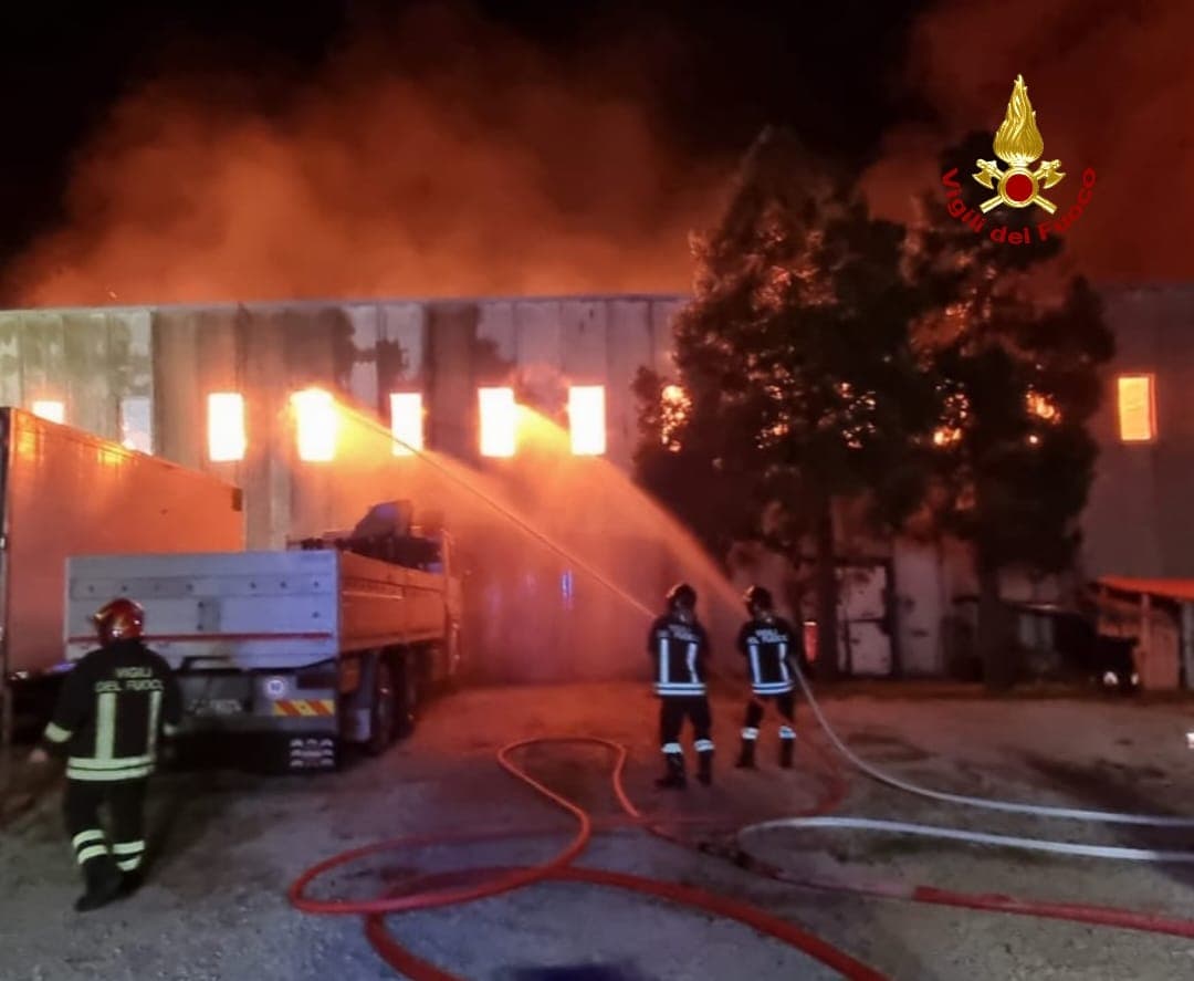 Grosso incendio in un deposito di barche. L'intervento dei vigili del fuoco