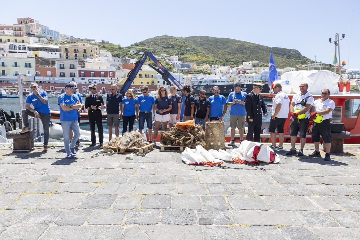 PONZA: RIMOSSI OLTRE 300 METRI DI RETI FANTASMA ABBANDONATE