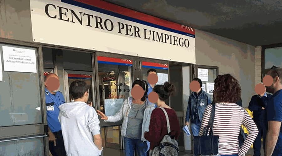 Fondi: vuole un lavoro - Con un pugno rompe il plexiglass nel centro per l'impiego
