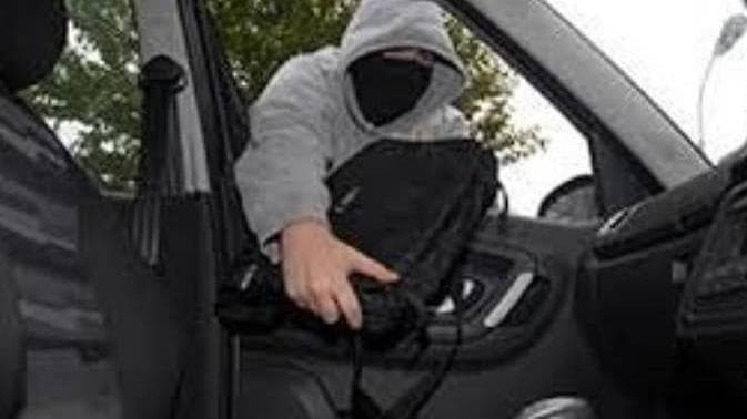 Ruba lo smartphone da un'auto parcheggiata, successivamente cade e viene trasportato in ospedale