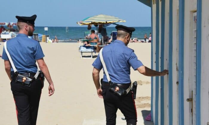 Impiego di lavoratore privo di permesso di soggiorno, divieto di balneazione e occupazione abusiva sede stradale