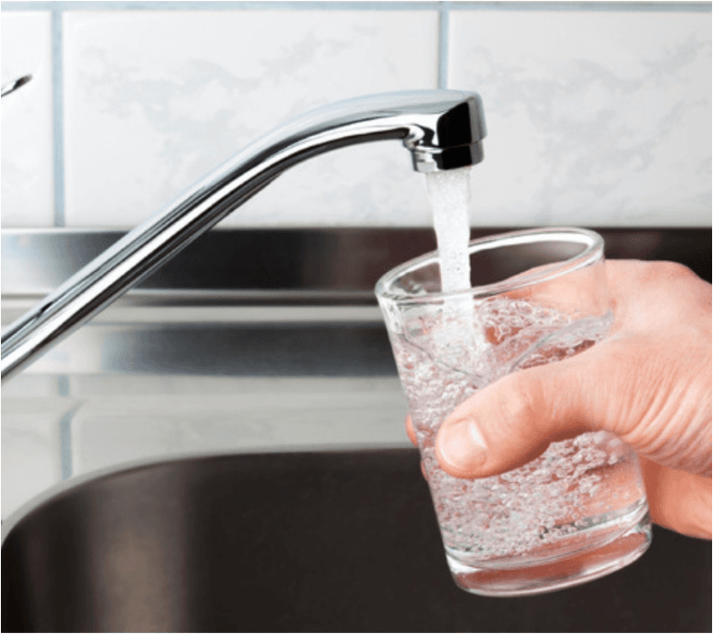 L'acqua del rubinetto è pulita e sicura ma in tanti non si fidano