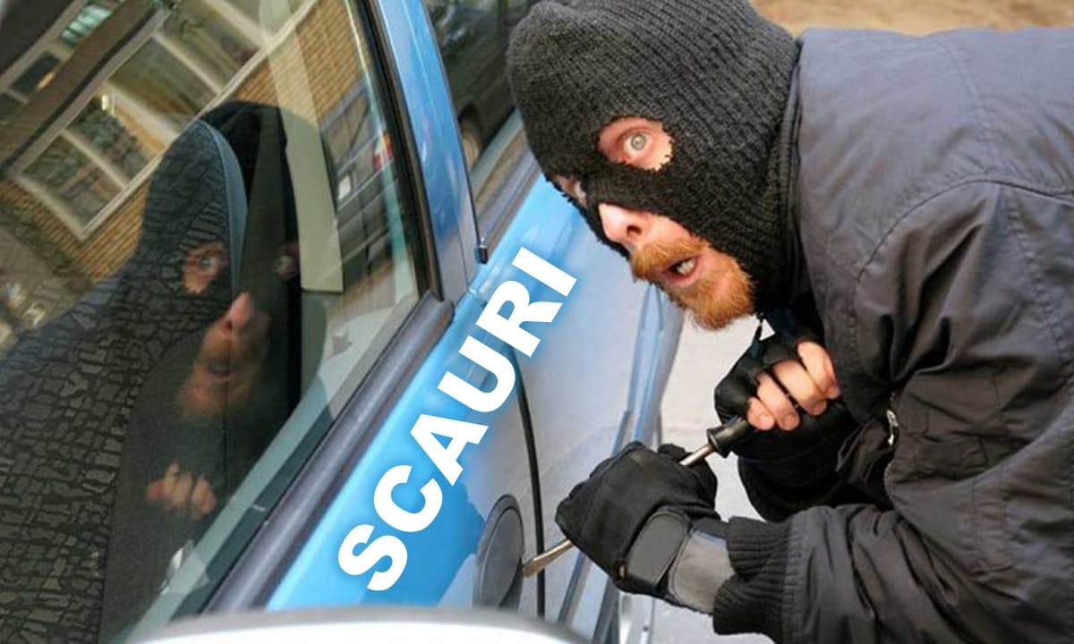Scauri, furto di specchietti ed antenne auto. Sorpreso in flagranza di reato