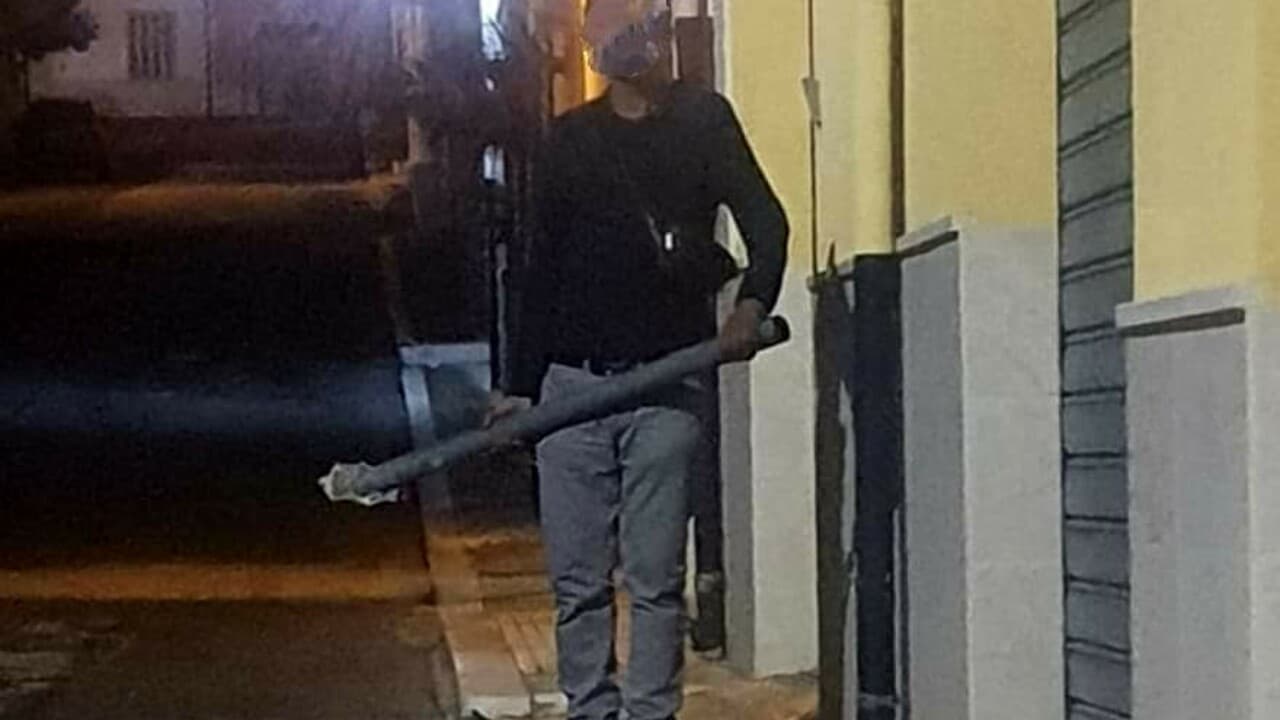 Si aggirava a torso nudo con una spranga di ferro in mano e urlando parole in lingua araba. Arrestato