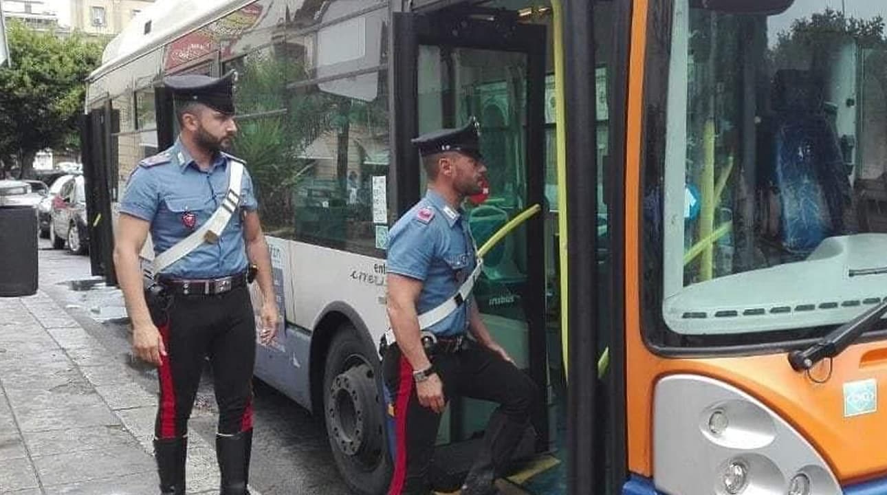 In escandescenza nell'autobus. Colpisce un uomo con una bottiglia di birra colpendolo poi con calci e pugni