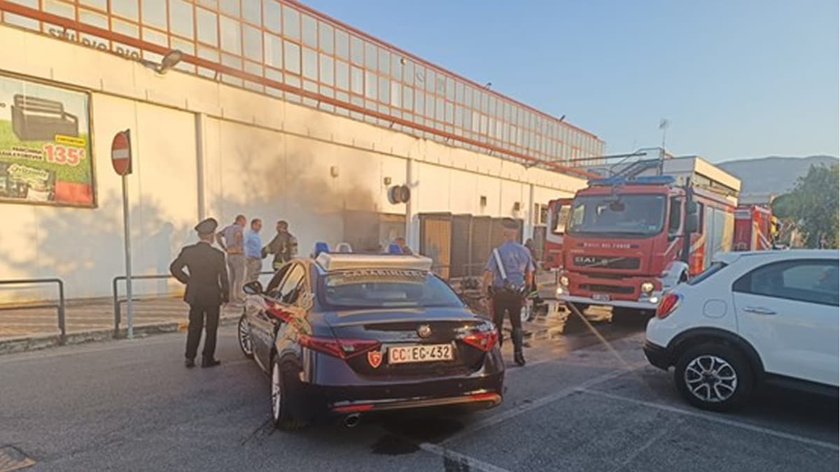 Incendio divampato nella notte all’interno del Centro Commerciale “Orizzonte”. Le fiamme hanno completamente distrutto il locale