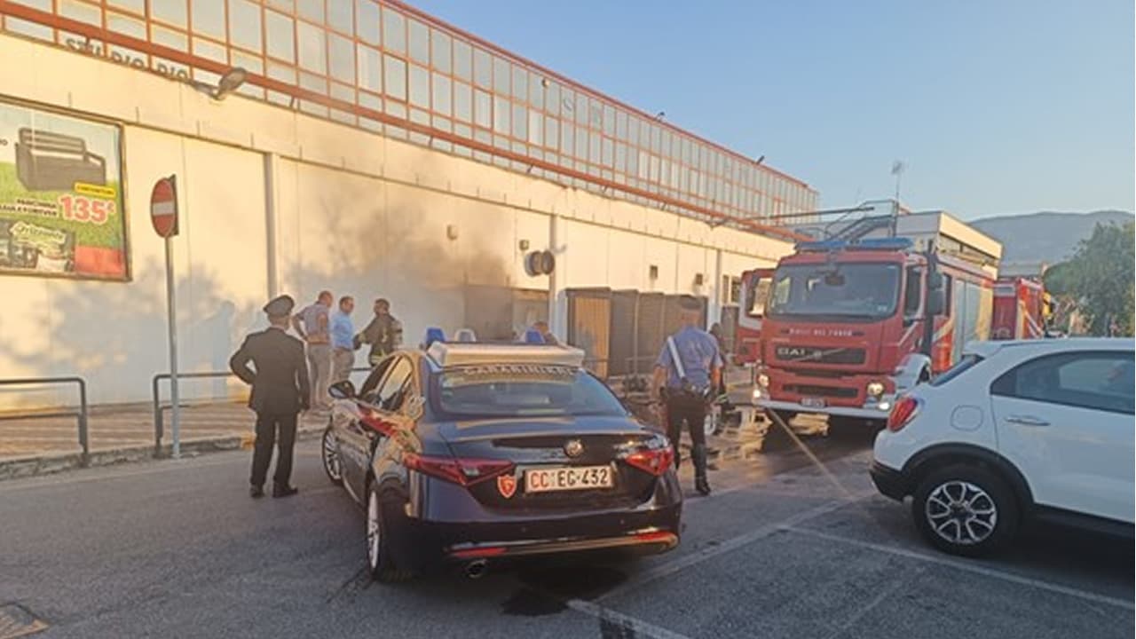 Incendio divampato nella notte all’interno del Centro Commerciale “Orizzonte”. Le fiamme hanno completamente distrutto il locale