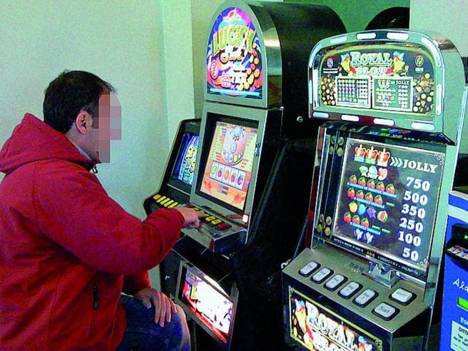 Doveva essere ai domiciliari ma è stato pizzicato a giocare alle slot machine - Provincia di Latina