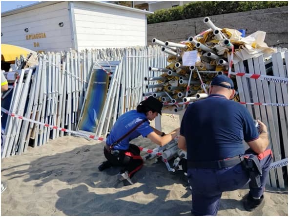 A Formia e Minturno sequestrati ombrelloni e lettini. Carabinieri in azione