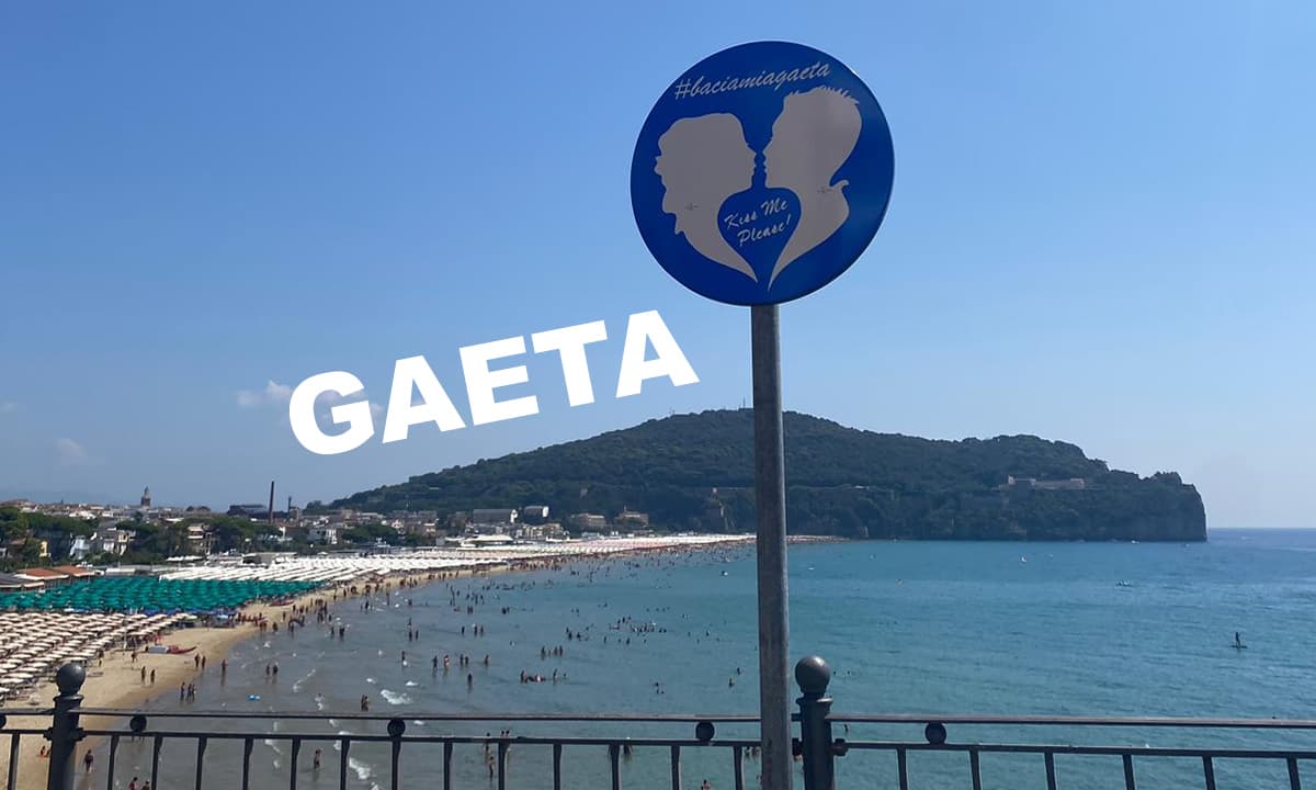 Dopo Sperlonga e Castelforte, anche a Gaeta arrivano i cartelli "Obbligo di Baciarsi"