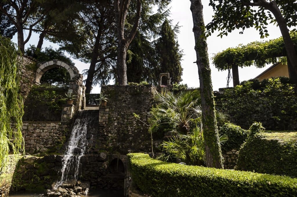 "Scauri tra scaulae e scarium: l'invenzione della villa di Marco Emilio Scauro. Storia ed etimologia" di Salvatore Cardillo e Massimo Miranda. La bella recensione su "A piedi nudi nel parco", blog letterario.