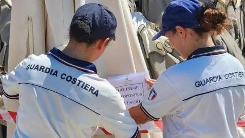 Blitz della Guardia Costiera. Sigilli ad uno stabilimento balneare