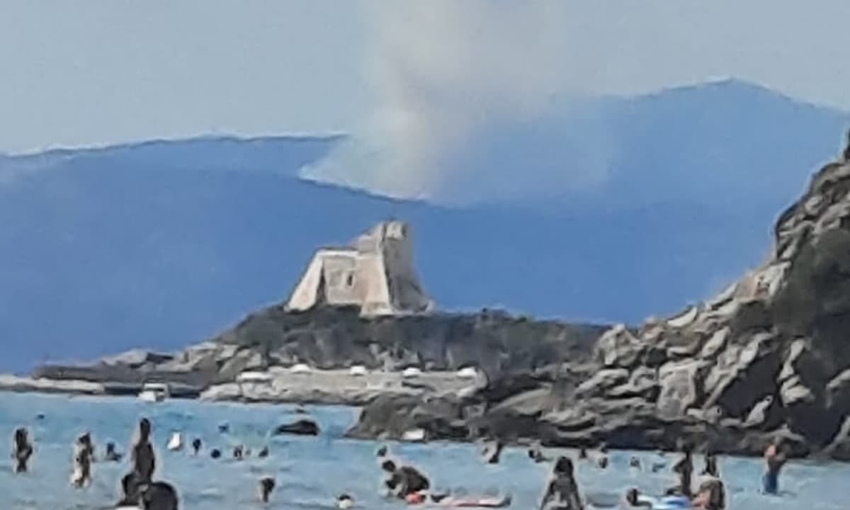Incendio, evacuate 10 abitazioni. L'intervento del nucleo forestale di Gaeta