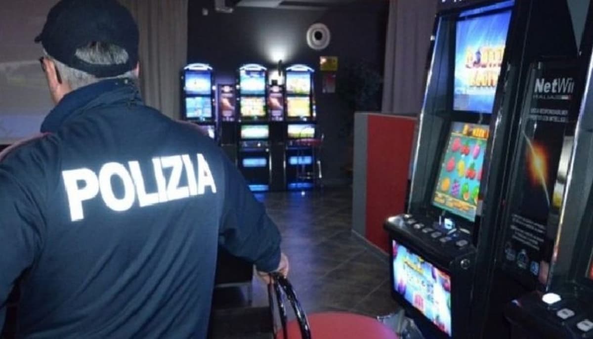 Impulso irrefrenabile del gioco alle slot machine. Custodia cautelare per maltrattamenti in famiglia, minacce e tentata estorsione