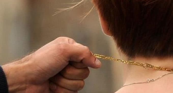 Gli strappa la collana d'oro dal collo. La vicenda in Provincia di Latina